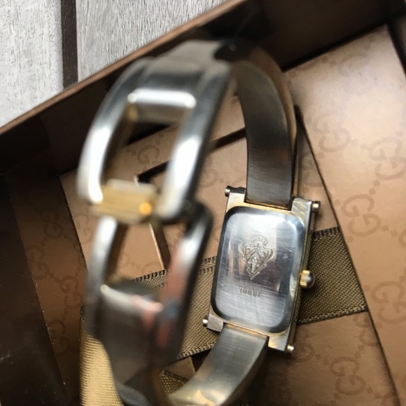 GUCCI Vintage 1302472 1500L Quartz Analog Watch - Picture 5 of 9